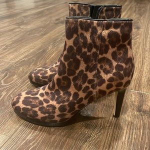 NINE WEST
QUERIDA ANIMAL PRINT ALMOND TOE BOOTIES. NEW! NEWER WORN